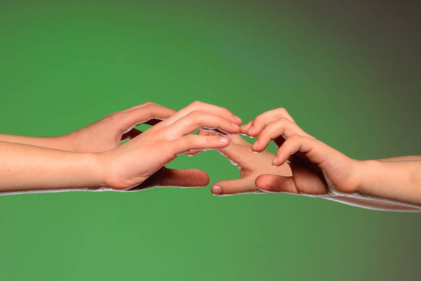 Две руки протягиваются друг к другу с противоположных сторон, символизируя тесную связь между
 - Фото, изображение