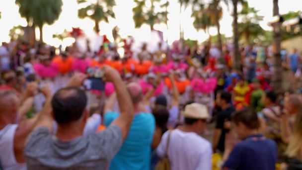 verschwimmen. Schwulenparade. lgbt-orientierte Menschen beteiligen sich am Regenbogenfest - Foto, Bild