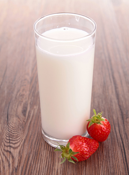 glass of milk and strawberry - Zdjęcie, obraz