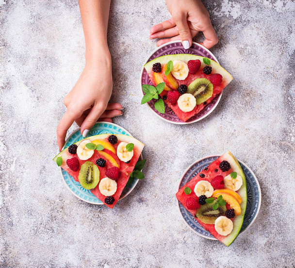 Watermeloen pizza met fruit en bessen - Foto, afbeelding