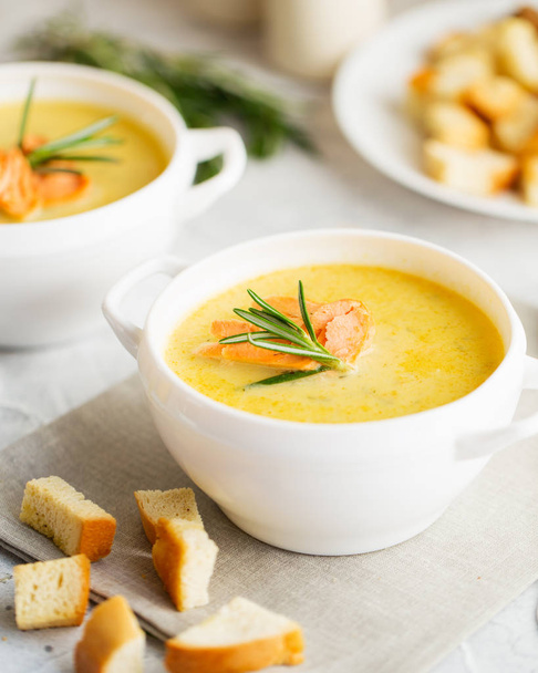 Ψάρια κρέμα σούπα με σολομό, τυρί, πατάτες και βότανα - Φωτογραφία, εικόνα