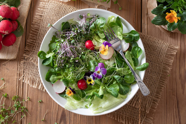 Σαλάτα με βρώσιμα πανσέδες και φρέσκο μπρόκολο και λάχανο microgreen - Φωτογραφία, εικόνα