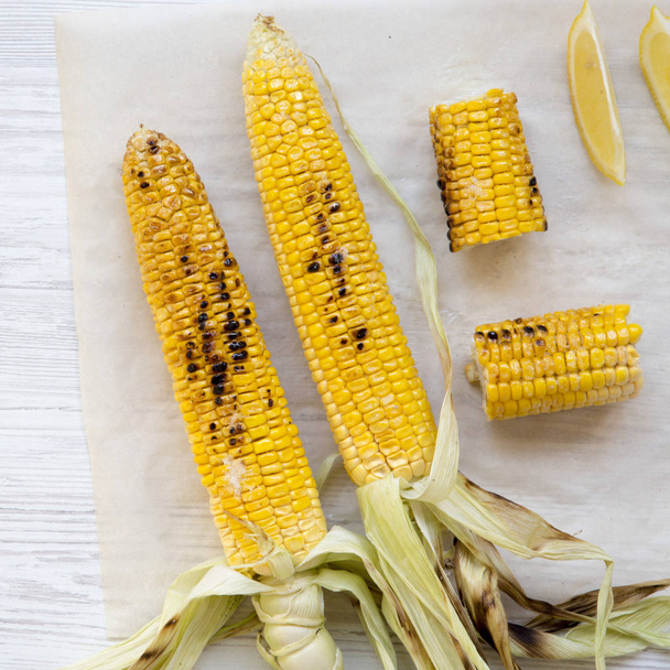 Grilled corn on the cob. Summer food. Top view, flat lay, overhe - Фото, зображення