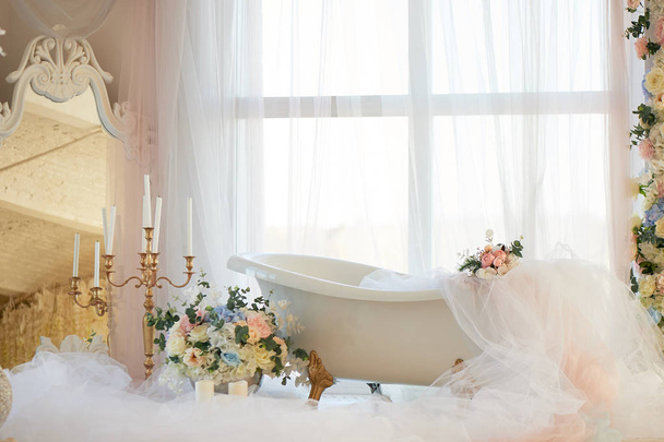 Bath on lions Golden paws.The atmosphere of romance and love. Light interior, chiffon, flowers. - Zdjęcie, obraz