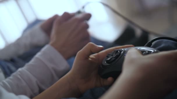 Closeup handen te drukken op control-knoppen voor joystick - Video