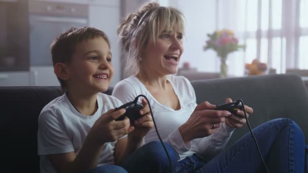 Nahaufnahme aufgeregt Mutter und Sohn leidenschaftlich über Spiel - Filmmaterial, Video