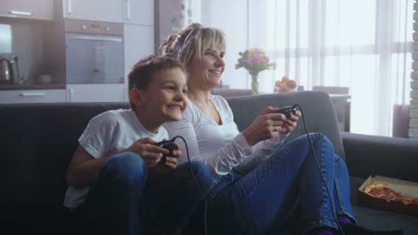 freudige Familie verbringt Zeit mit Videospielen - Filmmaterial, Video