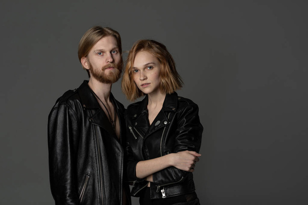 Belo jovem casal com cabelos longos em jaquetas de couro preto
 - Foto, Imagem
