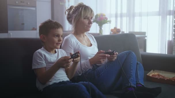 Ευτυχισμένη οικογένεια διασκεδάζουν παίζοντας παιχνίδι βίντεο κονσόλα - Πλάνα, βίντεο