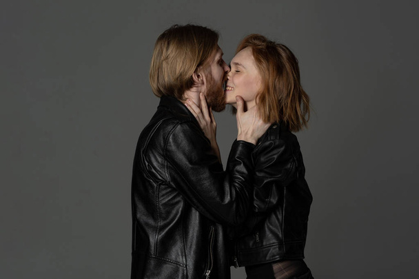 Эмоциональная красивая молодая пара в кожаных куртках
 - Фото, изображение