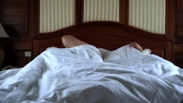 Casal jovem em casa juntos fim de semana em casa conceito dormir. 4k
 - Filmagem, Vídeo
