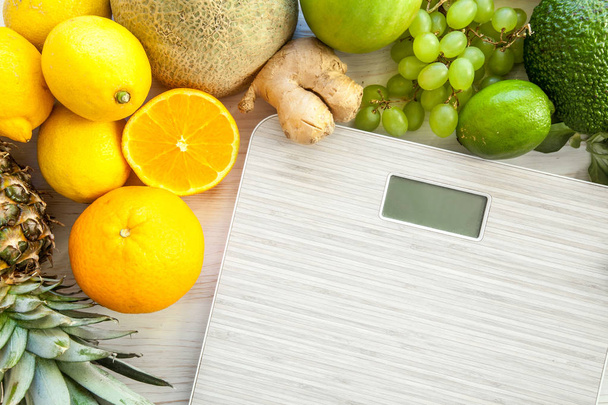 Flat lay composition with scales, healthy vegetables and fruit on wooden background. Weight loss diet - Fotoğraf, Görsel