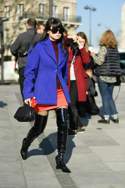 A pedestrian poses for a street style snap during the Paris Fashion Week Fall/Winter 2019 in Paris, France, 27 February 2019. - Foto, imagen