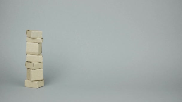 A large stack of parcels. A delivery vehicle arrives, loads parcels and leaves. Stop motion animation - Séquence, vidéo