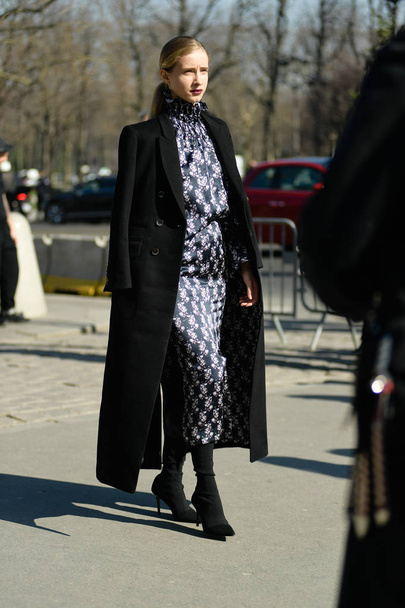 Bir yaya bir sokak stil ek için Paris moda hafta sonbahar/kış 2019 sırasında Paris, Fransa'da 27 Şubat 2019 pozlar.. - Fotoğraf, Görsel