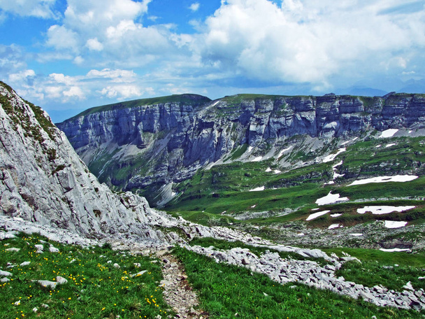 Skalista góra grzbiet Roslenfirst i pierwszy Saxer w Alpstein pasmo górskie - kanton Appenzell Innerrhoden, Szwajcaria - Zdjęcie, obraz