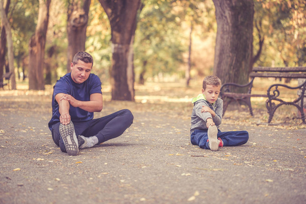 Père et fils s'exercent ensemble à l'extérieur
 - Photo, image