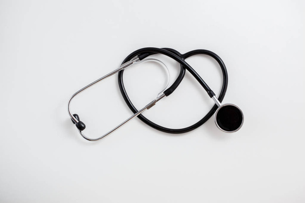 Concetto di medicina. Tonometro e stetoscopio vintage su sfondo bianco isolato. Vista dall'alto
 - Foto, immagini