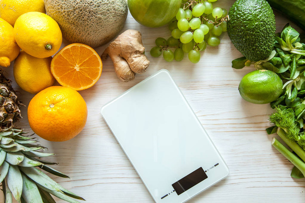 Plochá laických složení kuchyňské váhy, zdravé zeleniny a ovoce na dřevěné pozadí. Hubnutí dieta - Fotografie, Obrázek