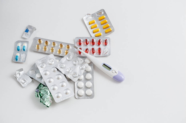 Konzept für die Medizin. verschiedene Medikamente und ein Stethoskop auf weißem, isoliertem Hintergrund. Blick von oben - Foto, Bild