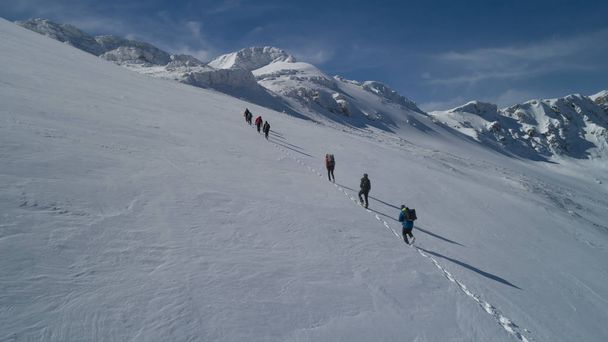 θέα στα βουνά του χειμώνα και πεζοπορίας ομάδα - Φωτογραφία, εικόνα