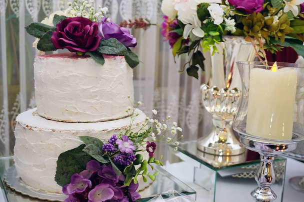 Compromiso concepto de catering con adornos velas pastel y choc
 - Foto, imagen