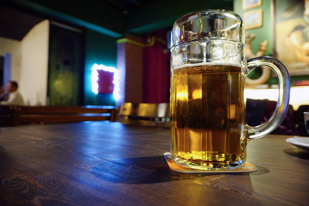 Grande caneca de cerveja na mesa de madeira vista de perto com espaço de cópia
 - Foto, Imagem