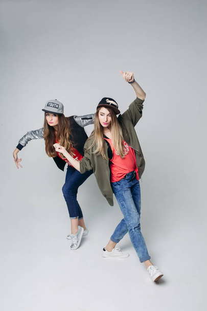 Swag novias hipster en ropa elegante y gorras en la cabeza
. - Foto, Imagen