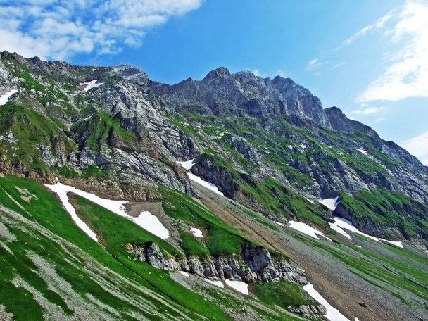 Alp Peyzaj ve kayalık doruklarına Alpstein dağ silsilesi - St. Gallen Kanton ve Appenzell Innerrhoden, İsviçre - Fotoğraf, Görsel