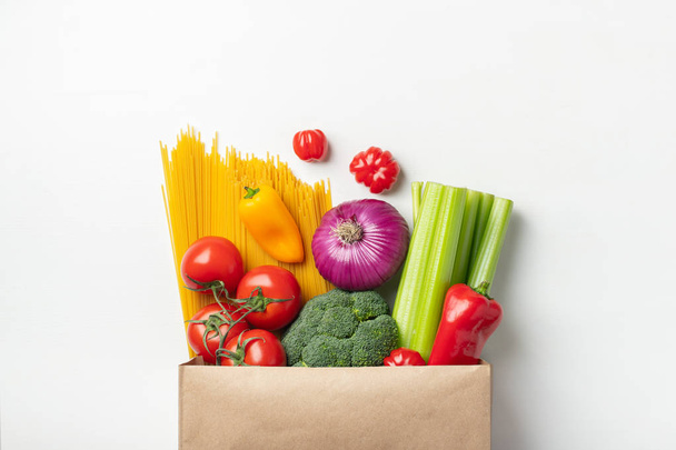 Papírový sáček různých zdravých potravin na stůl. - Fotografie, Obrázek
