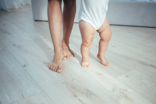 Bosé nohy dítěte a matky jsou na podlaze - Fotografie, Obrázek