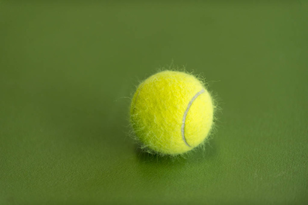 Μπάλα τένις σε γήπεδο τένις - Φωτογραφία, εικόνα