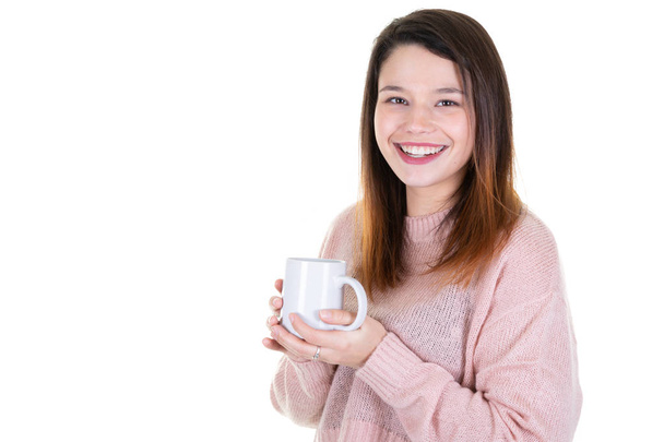 Mujer con taza de café smilinh feliz en blanco copia espacio fondo
 - Foto, Imagen