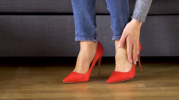 Mulher de negócios sexy bonita tira saltos altos vermelhos e massagens pernas dolorosas
 - Filmagem, Vídeo