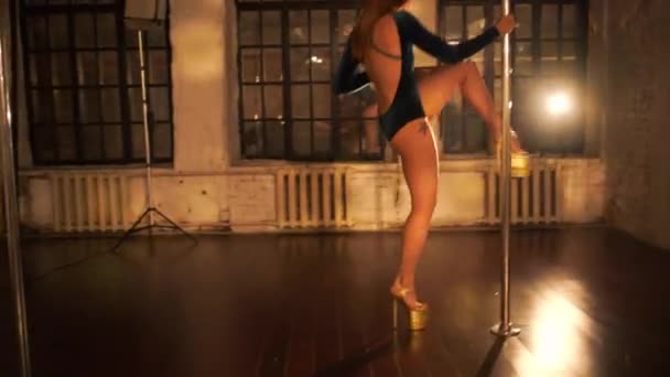 Young sexy woman pole dancing in hall at night - Imágenes, Vídeo