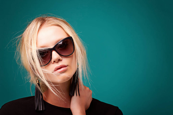 portrait of beautiful cute blonde woman girl in sunglasses - Foto, Bild