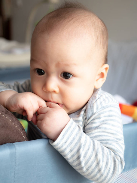 Vauvan silmät pelolla ulkonäössään, lähikuva Söpö 6 kuukautta vanha sekoitettu rotu Aasian valkoihoinen poika näyttää pelokkaalta, stressaavalta
. - Valokuva, kuva