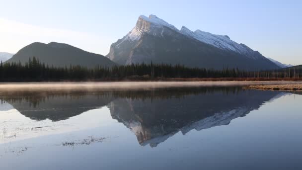 MT Rundle i wschód słońca mgła - Banff National Park, Alberta, Kanada - Materiał filmowy, wideo