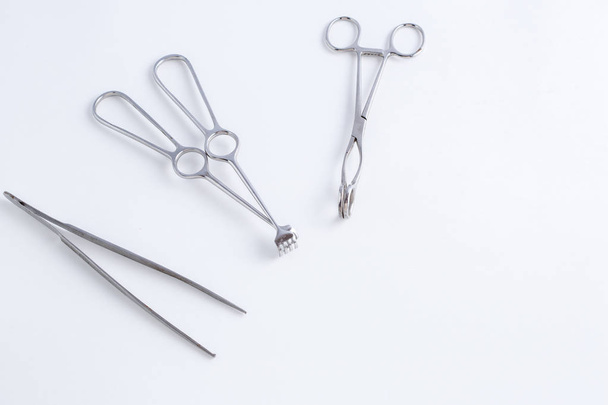 Concept voor geneeskunde. Vintage chirurgische instrumenten op witte geïsoleerde achtergrond. - Foto, afbeelding