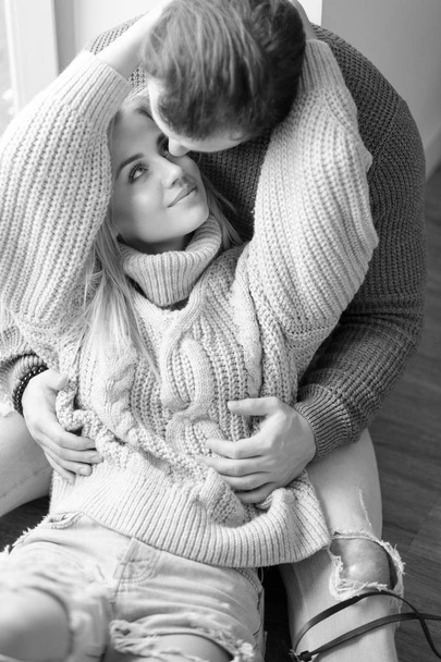 glückliches junges Paar, das schöne Zeit miteinander verbringt, sich umarmt und küsst. zu Hause - Foto, Bild