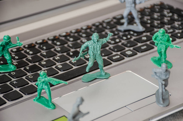 Soldati giocattolo posizionati su una tastiera di notebook per difendersi dall'attacco di virus informatici
 - Foto, immagini
