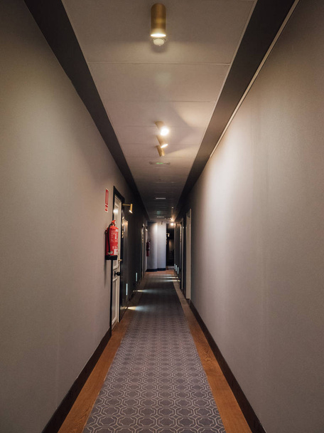 Corredor com quartos de hotel de luxo
 - Foto, Imagem