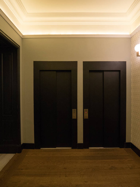  ホテル エレベーターのドアが閉まった黒い色 - 写真・画像