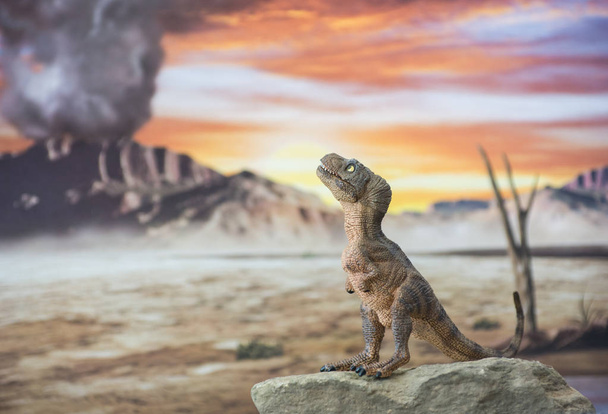 バック グラウンドでジュラ紀の土地と赤ちゃんティラノサウルス ・ レックス - 写真・画像