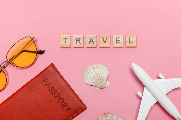 ピンク パステル トレンディな現代背景に最小限のシンプルなフラット横たわっていた旅行冒険旅行コンセプト - 写真・画像