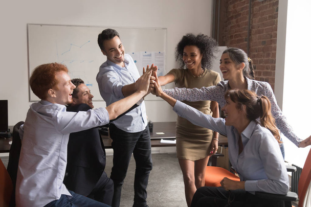 glücklich diverse Büroangestellte Gruppe gibt High-Five, Corporate Trust Konzept - Foto, Bild