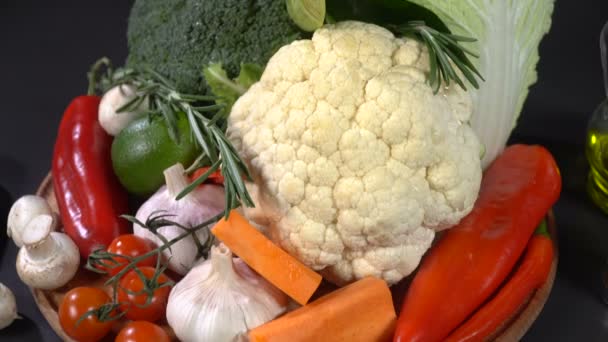 mieszanka warzyw i przypraw - Materiał filmowy, wideo