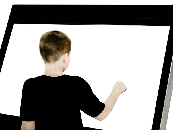 Primer plano de un niño usando pantalla táctil maqueta de quiosco soporte digital, para anuncios, publicidad de marketing, diseño, promoción sobre fondo blanco aislado
. - Foto, Imagen