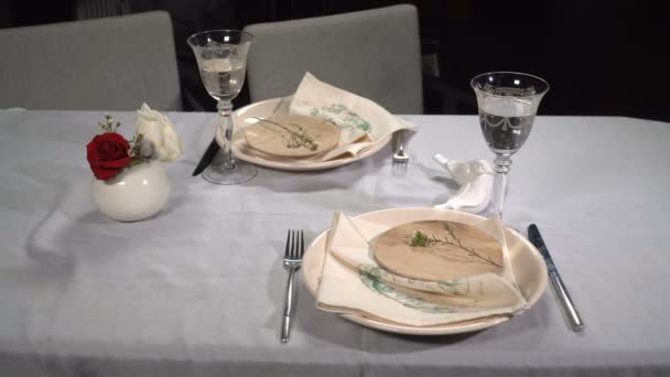 Σερβίρεται γιορτινό τραπέζι στο εστιατόριο - Πλάνα, βίντεο