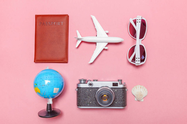 En az basit düz yatıyordu seyahat macera gezi konsepti üzerine pembe pastel trendy modern arka plan - Fotoğraf, Görsel